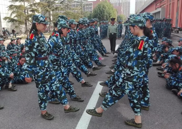帅气的教官,清一色的“娘子”
