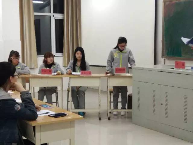 我方一辩手在做总结