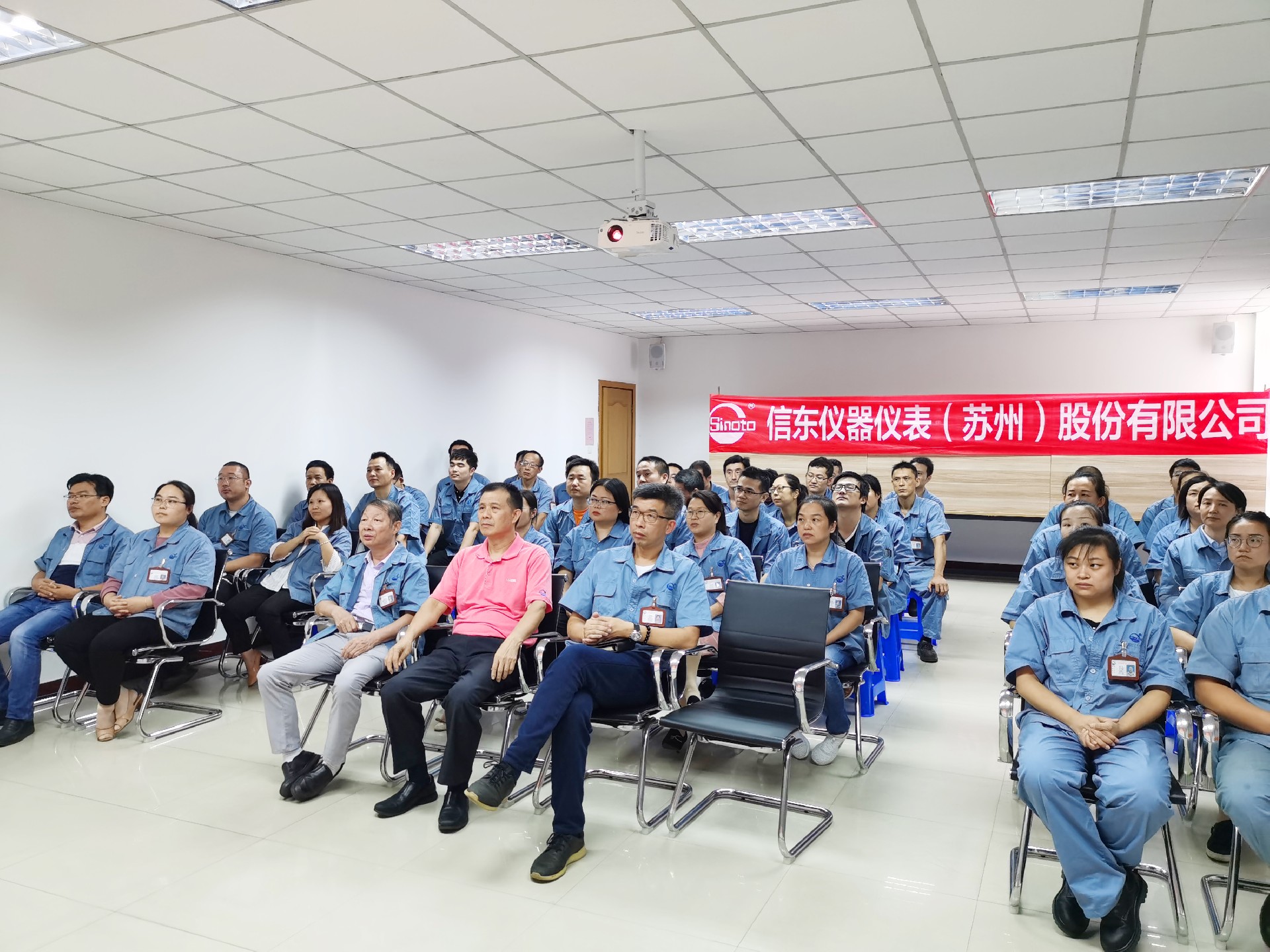 2 大家聚精会神地观看信东发展历程宣传片.jpg